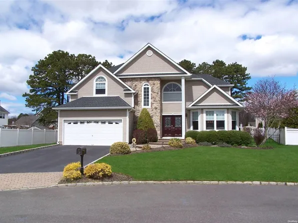 3 Gardenia, Holtsville, NY 11742