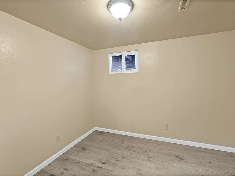 1401 Sanderson Ave — Photo 22