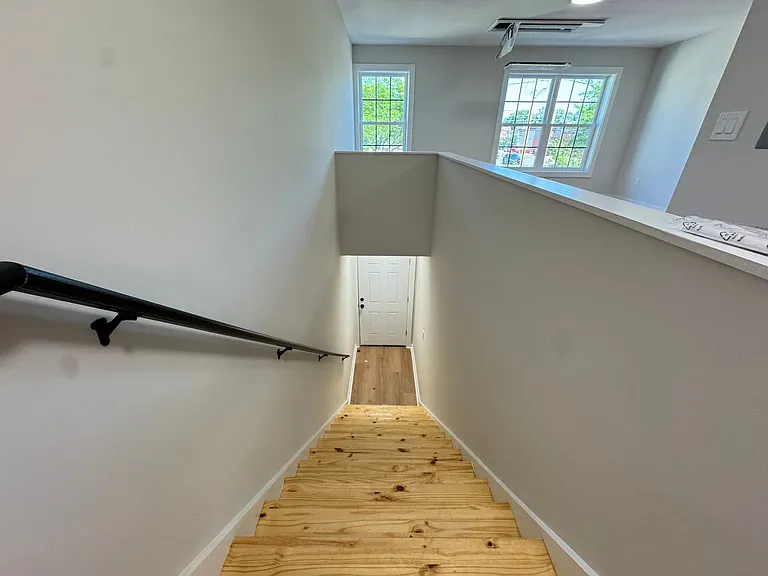358 Campbell Ave — Photo 24