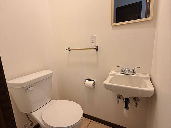 4th image of 900 5th St APT 2