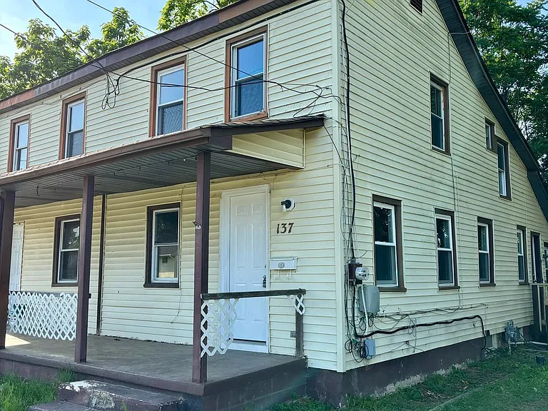 137 E High St #B — Photo 1