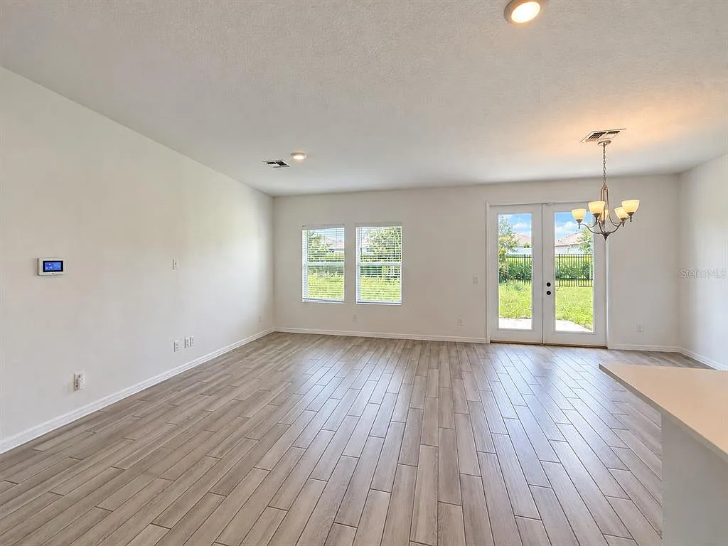 5 bed, 4.0 bath, 2804 sqft, $2,700 — Photo 2