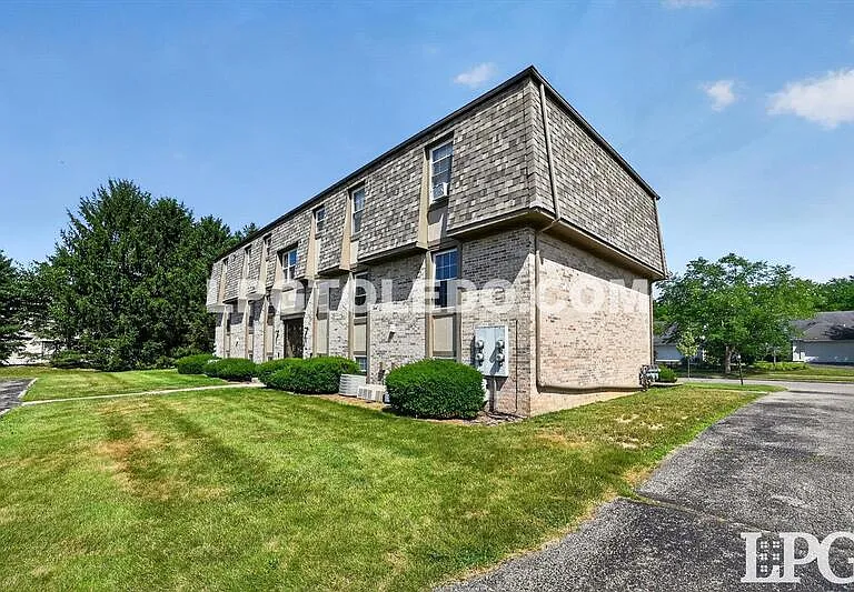 811 Hilltop Ln #201 — Photo 2