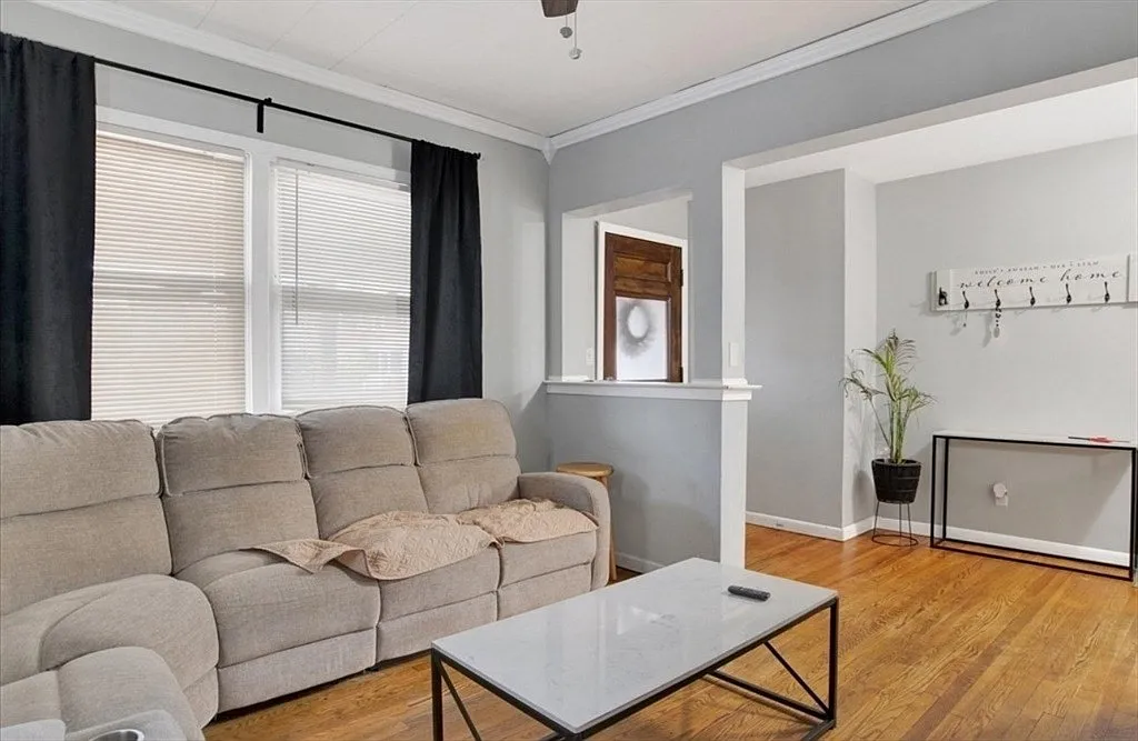 3 bed, 1.0 bath, 1200 sqft, $2,200 — Photo 2