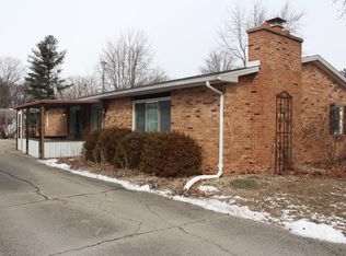 61 Edgelea Dr, Clinton, IL 61727