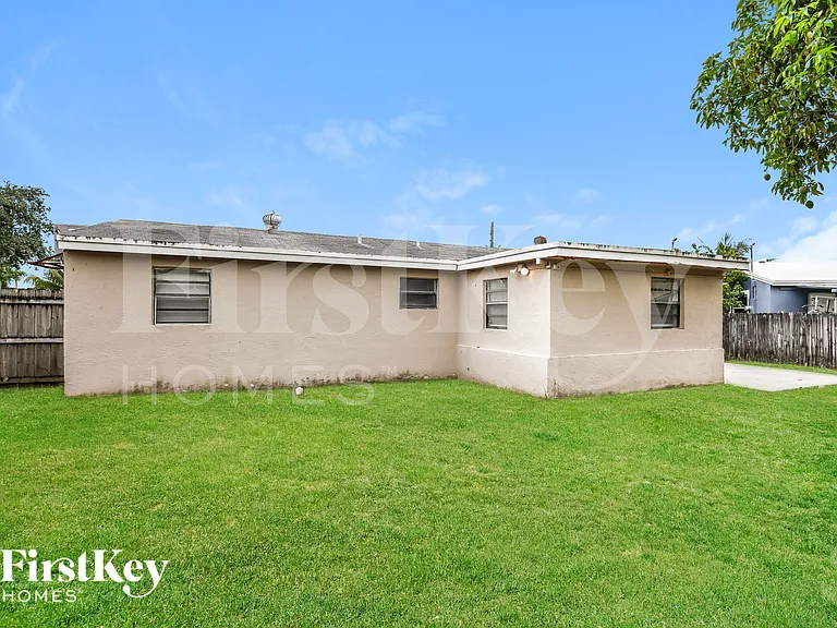 4951 SW 16th St — Photo 18