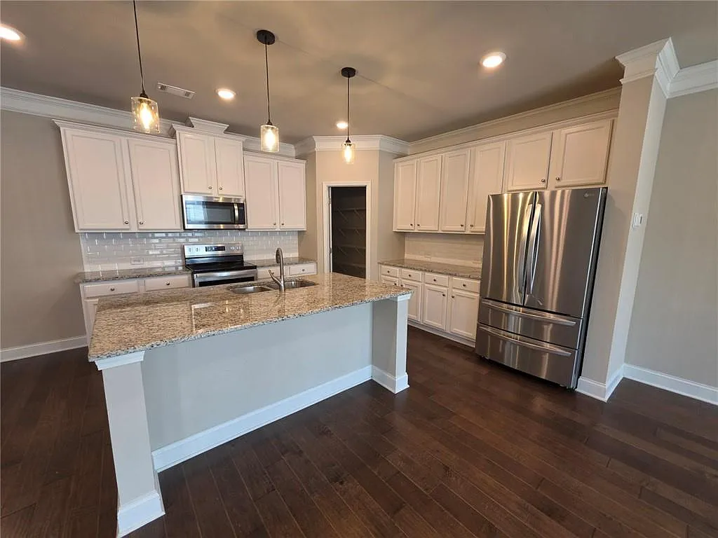 3 bed, 2.5 bath, 2294 sqft, $2,300 — Photo 3