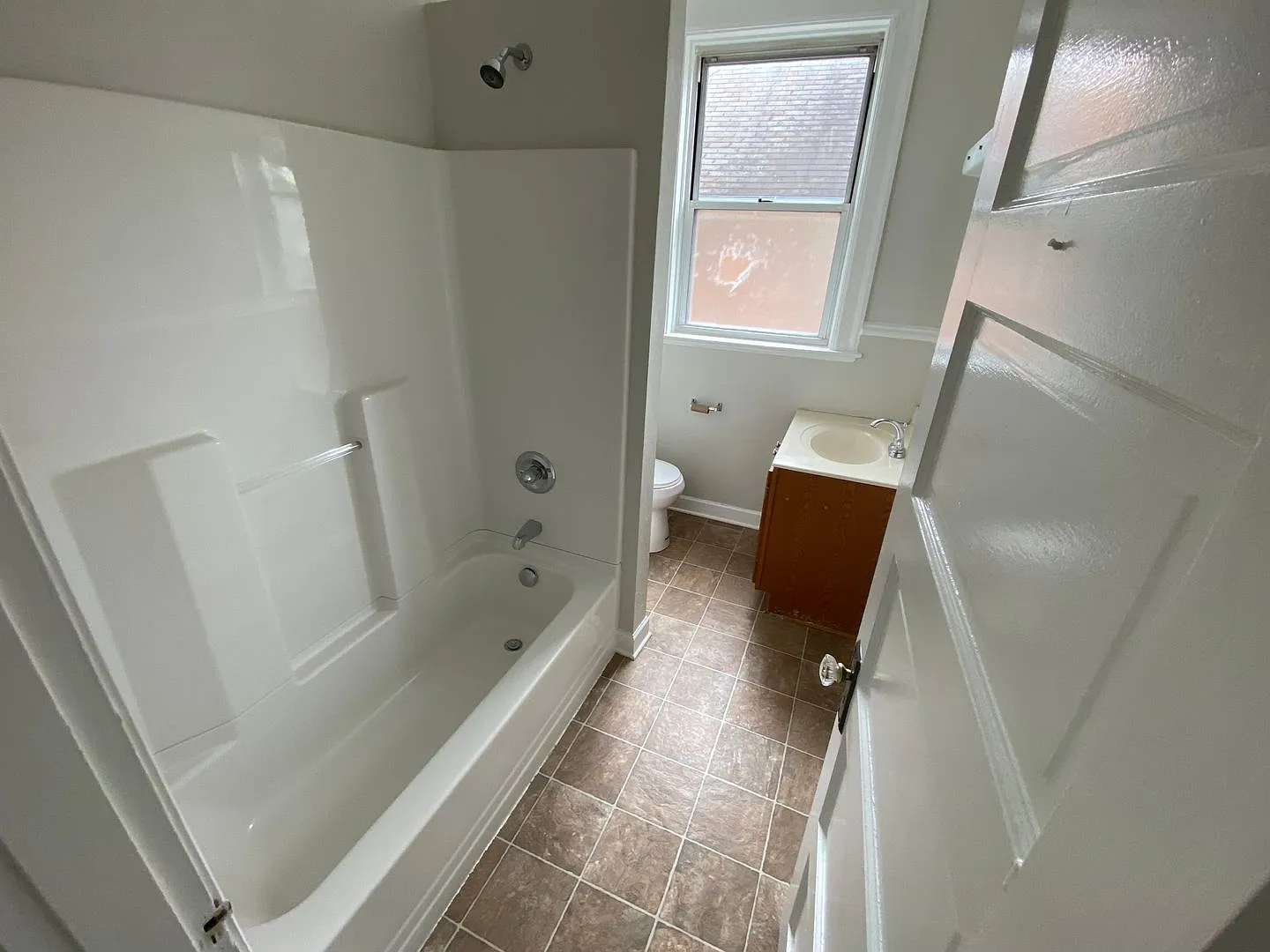 Large 2 bedroom Apartment with Private deck and off-street parking! — Photo 4