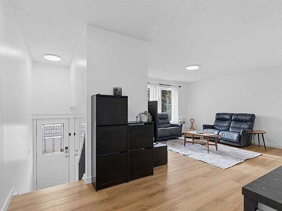 5th image of 20 S Maple Court Cres SE