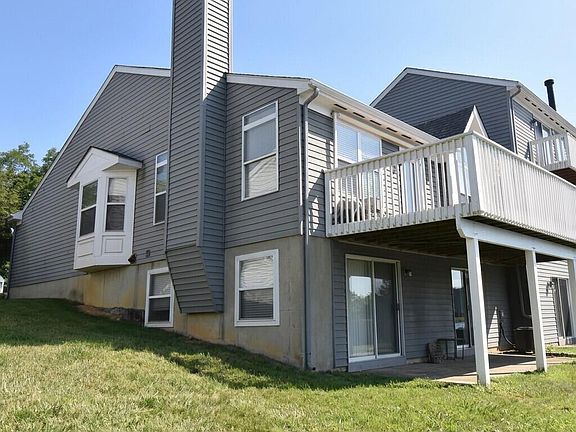 2nd image of 822 Horseshoe Ln