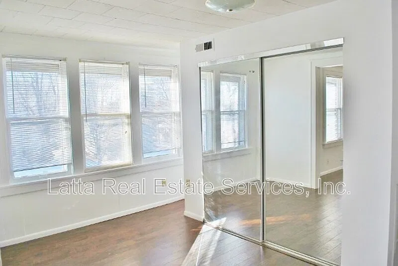 2 bed, 1.0 bath, 1008 sqft, $925 — Photo 3