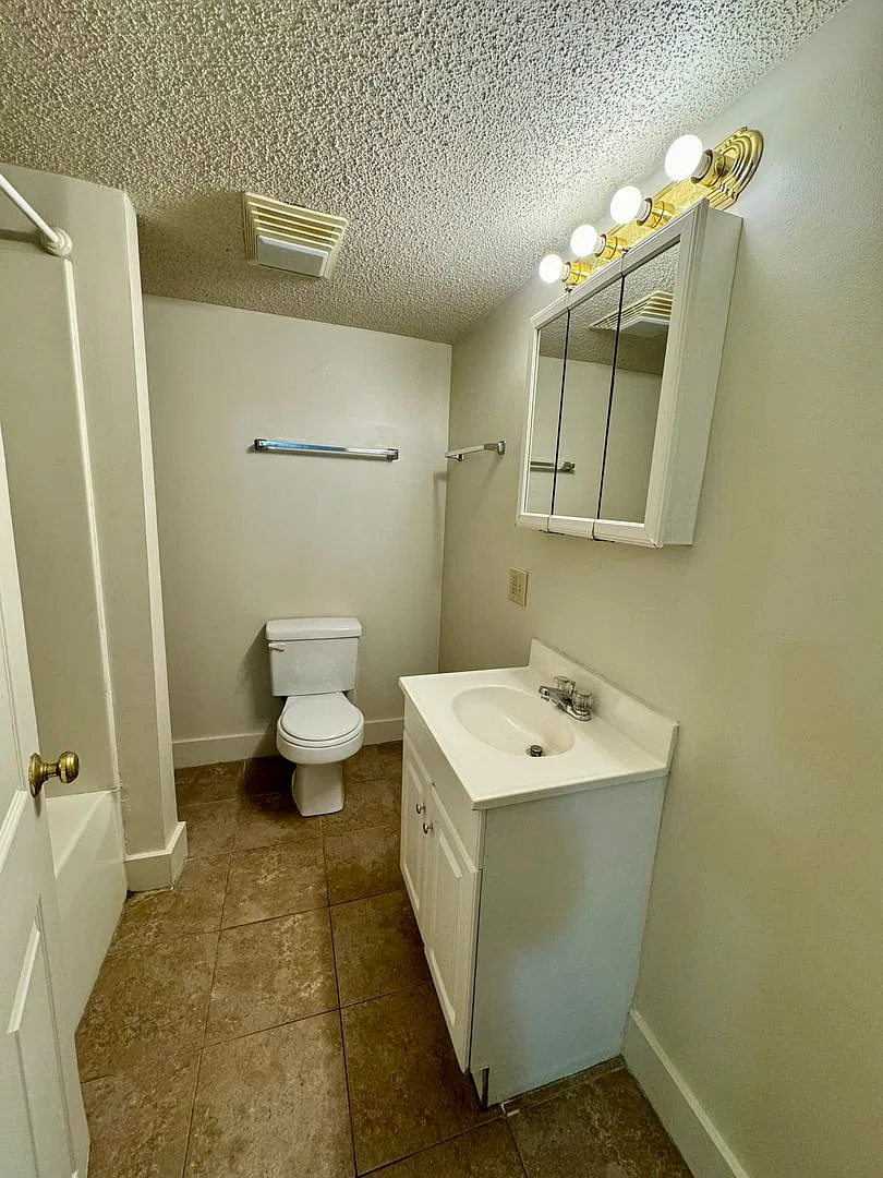 412 Bruce St — Photo 3