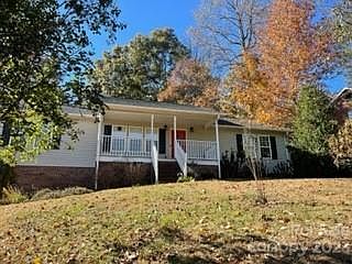 1st image of 1011 Cambridge Ct NE