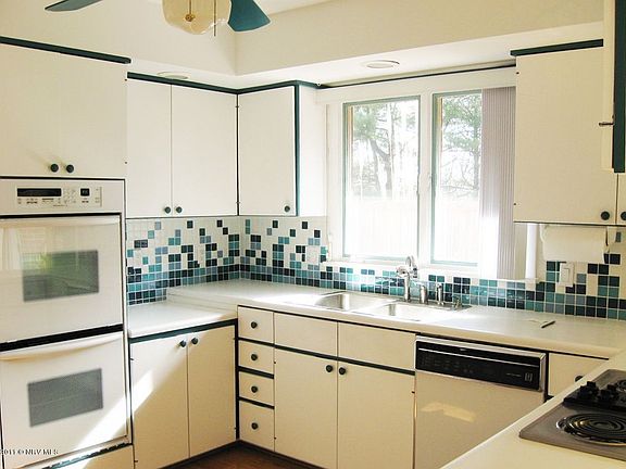 3rd image of 906 Myers Pl