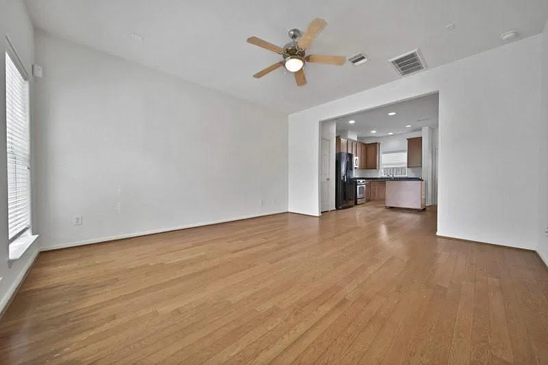 3 bed, 2.5 bath, 1402 sqft, $1,800 — Photo 3
