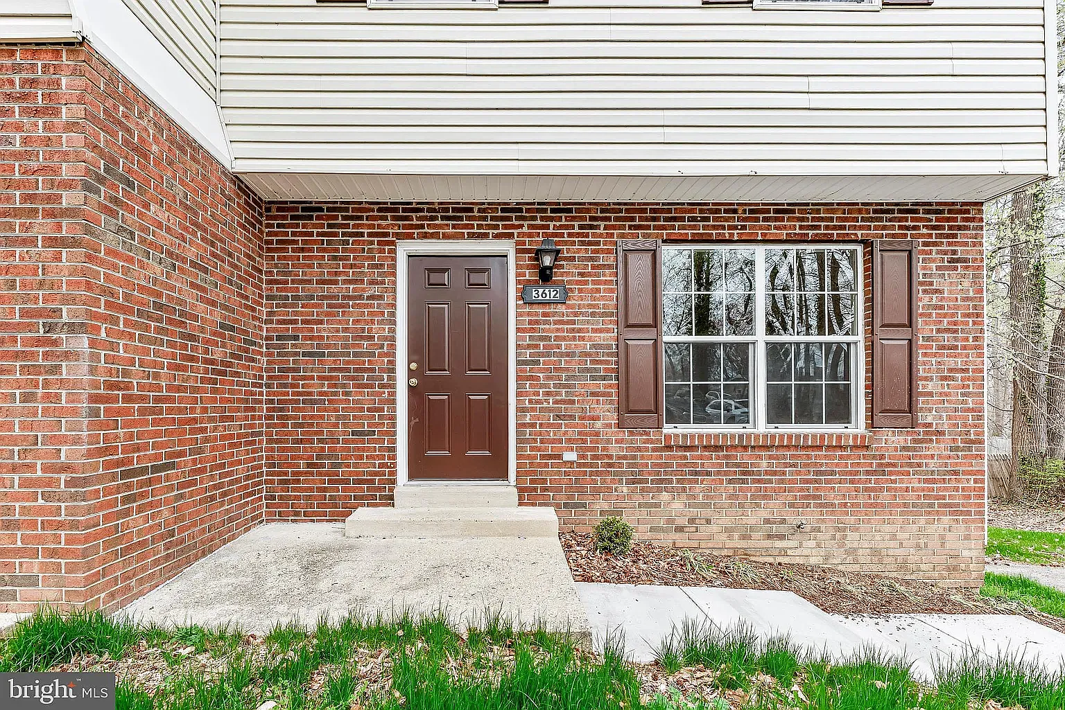 3 bed, 1.5 bath, 1330 sqft, $2,100 — Photo 1