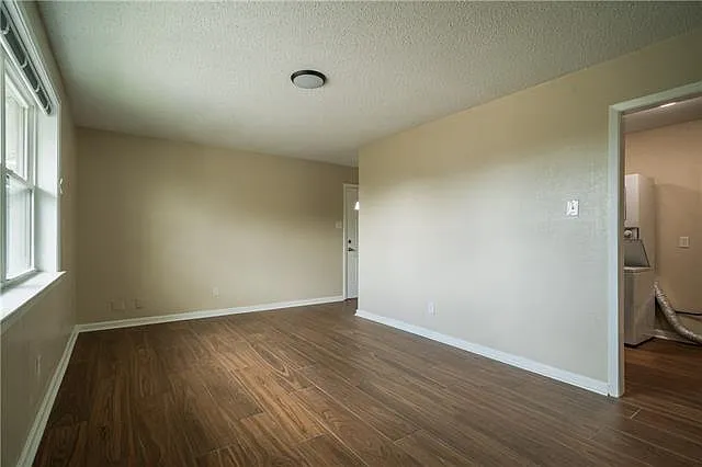 1621 Caton Ct — Photo 7