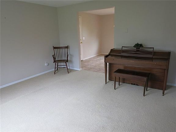 5th image of 17 Diana Dr