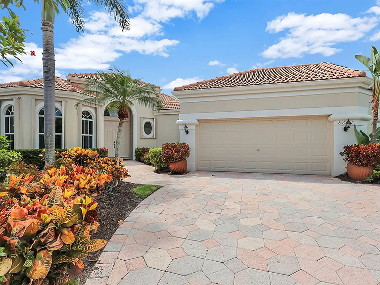 8671 Falcon Green Dr — Photo 2