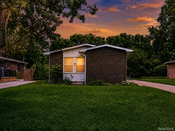 3120 La Salle Dr, Ann Arbor, MI 48108