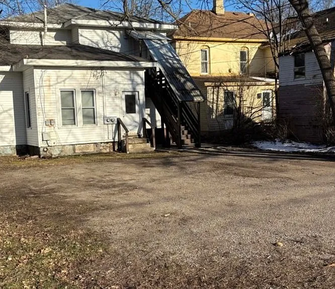 112 S Stewart Ave — Photo 1
