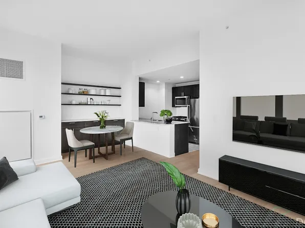 21 West End Avenue 3209 image 3 of 28