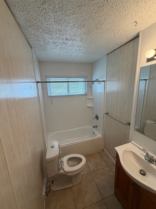 3 bed, 1.0 bath, 1053 sqft, $1,200 — Photo 2
