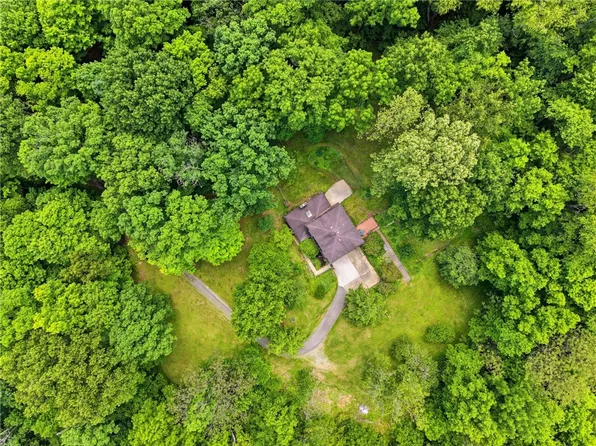 21 W Hillcrest Rd, Eighty Four, PA 15330