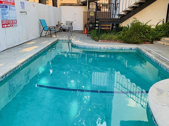 3rd image of 17830 Magnolia Blvd #7