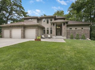 2731 Ashbourne Rd, Wayzata, MN 55391