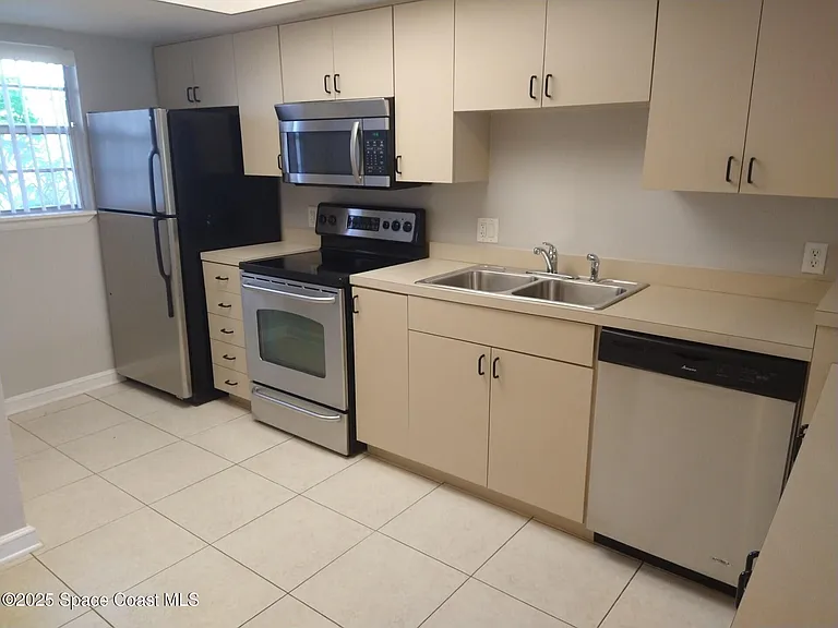 1020 Pinetree Dr #8 — Photo 8
