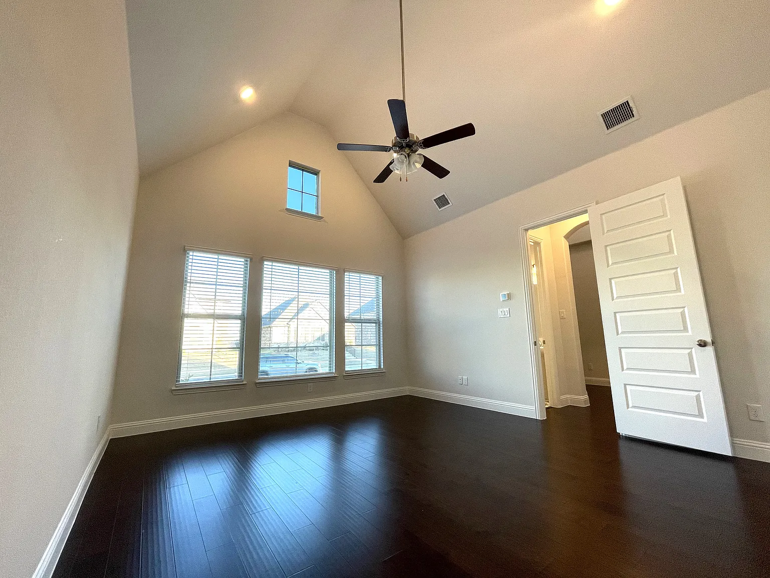 4 bed, 2835 sqft, $3,600 — Photo 4
