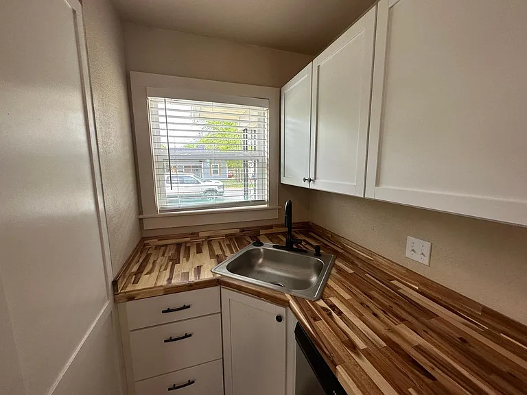 1213 W Walker St — Photo 10