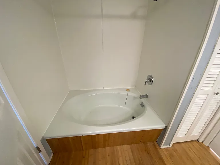 2055 Seacliff Dr N — Photo 6