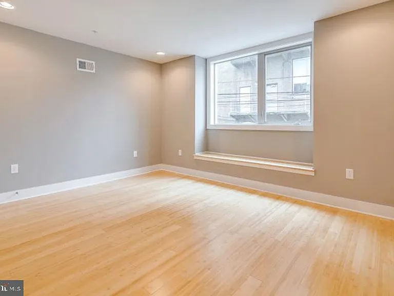 133 E Allen St — Photo 13
