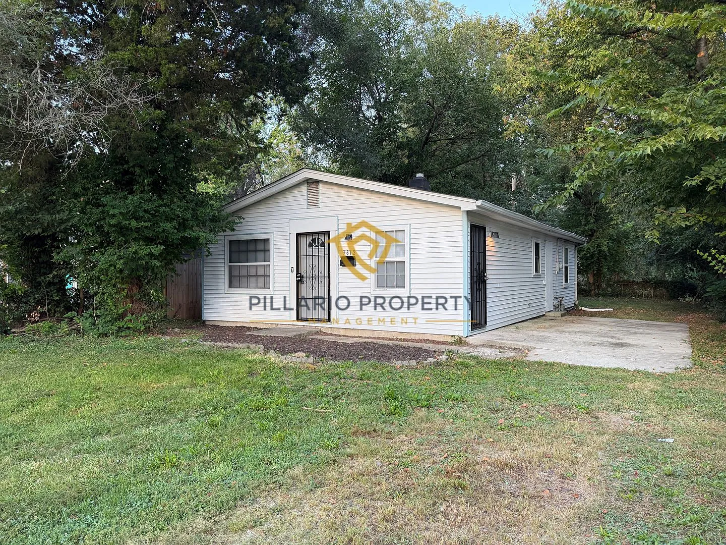 Delightful 3 Bedroom Home Near the Fairgrounds, Available NOW! — Photo 2