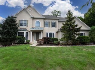 4 Hearthstone Ln, Green Brook, NJ 08812