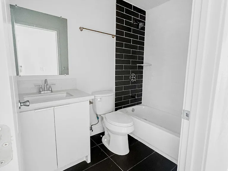 607 W 41st Pl #A — Photo 9