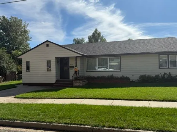 2215 5th Ave NW, Minot, ND 58703