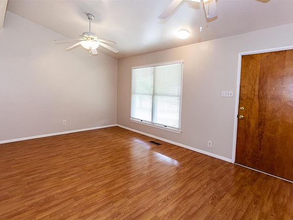 4th image of 816 Holiday Ave