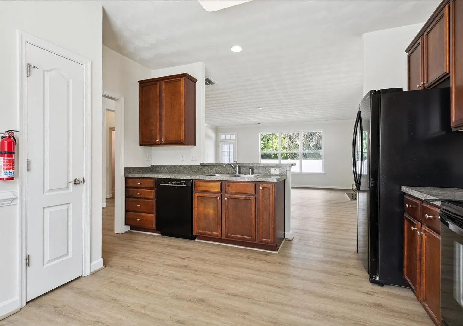 4 Bedroom, 2.5 Bath - Upstairs Laundry & Primary Suite - Near Peninsula Town Center — Photo 4