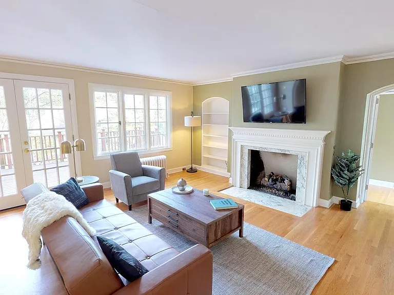 2371 SW Montgomery Dr — Photo 3