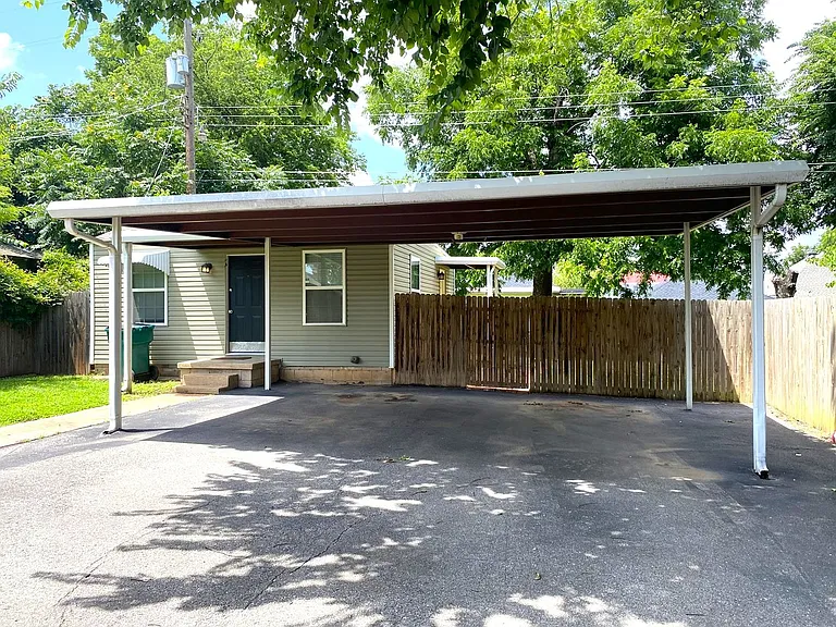 Studio Garage Apt In Nw Okc Youngs Englewood Add — Photo 1