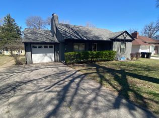 3724 SW Huntoon St, Topeka, KS 66604