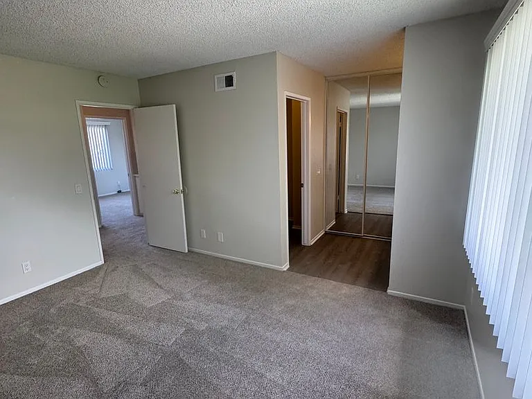 1236 Devonshire Ln — Photo 33
