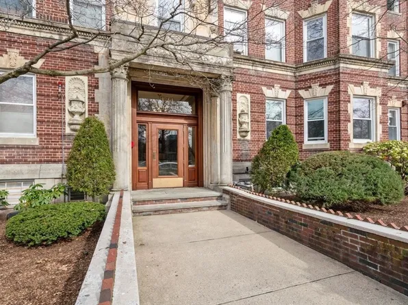 131 Park Dr APT 2, Boston, MA 02215