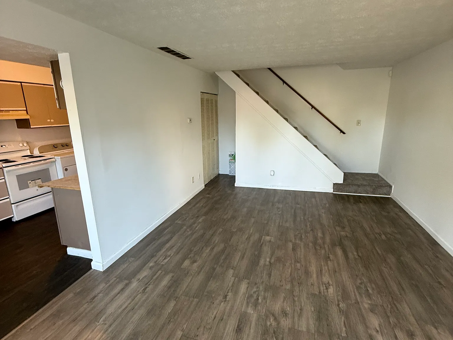 2 bed, 1.5 bath, 1012 sqft, $1,400 — Photo 2