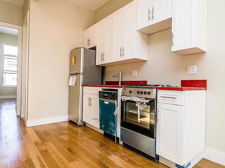 252 Melrose St #3L — Photo 2