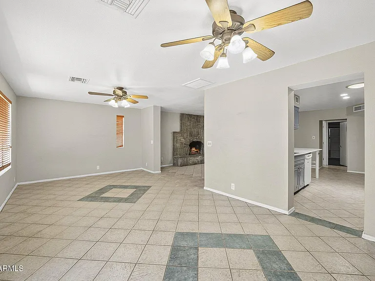 1137 E Bishop Dr — Photo 10