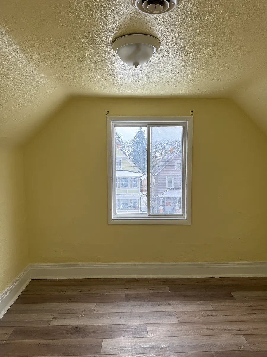 Building Photo - 1622 Niagara St #5